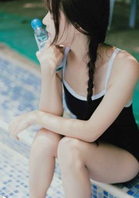 伸进班花衣服里揉捏丰满_4KBD在线观看